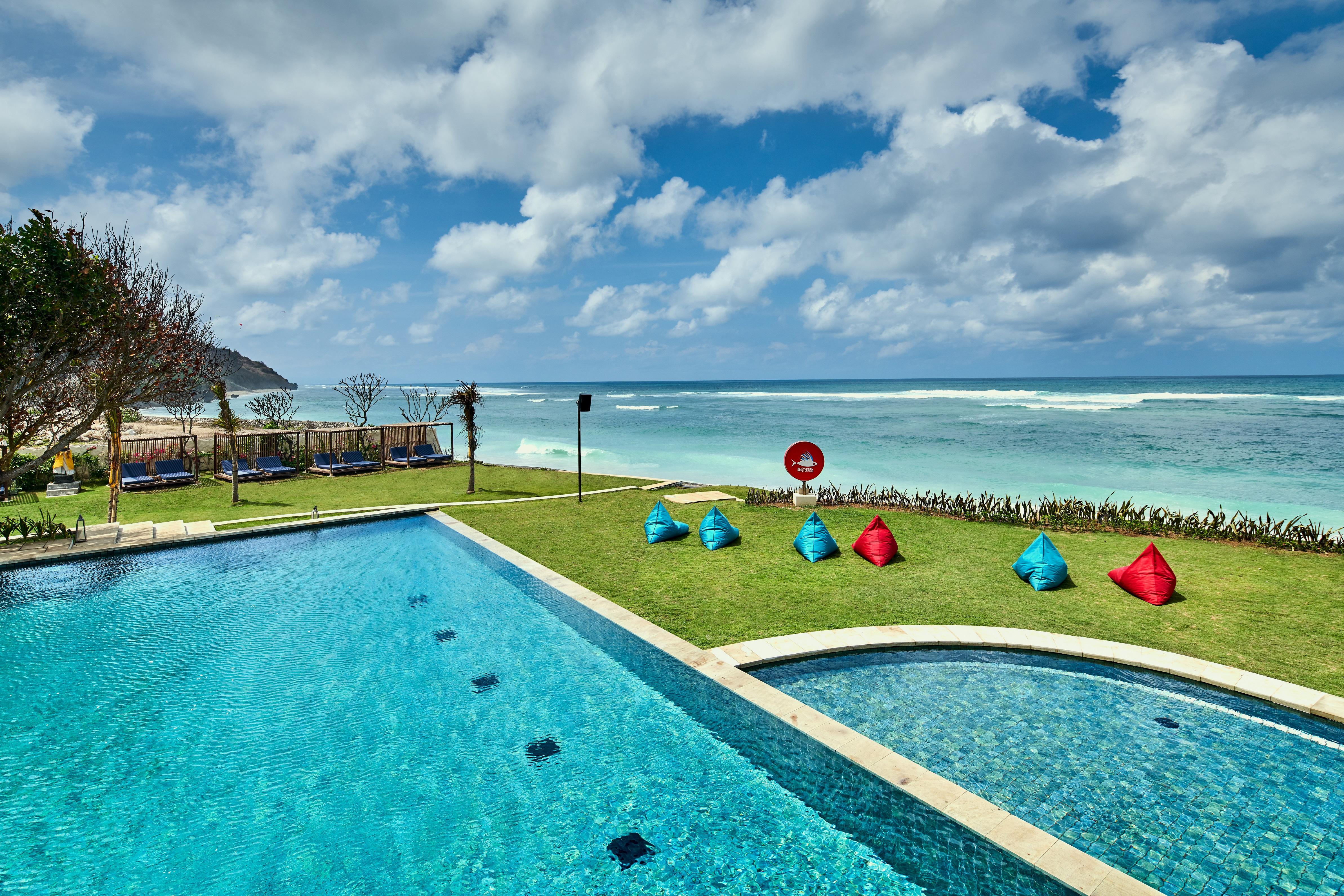 Renaissance Bali Uluwatu Resort & Spa Ungasan Exterior foto View of the beach from the pool