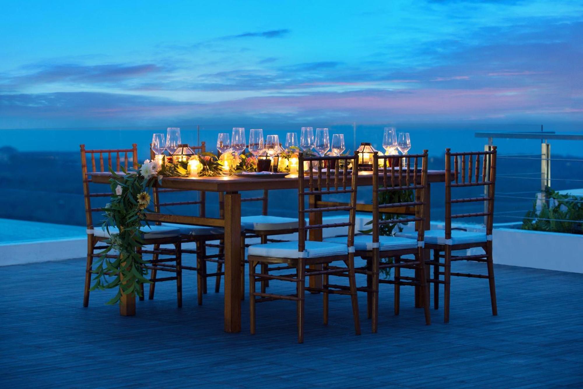 Renaissance Bali Uluwatu Resort & Spa Ungasan Exterior foto A table set for a dinner party