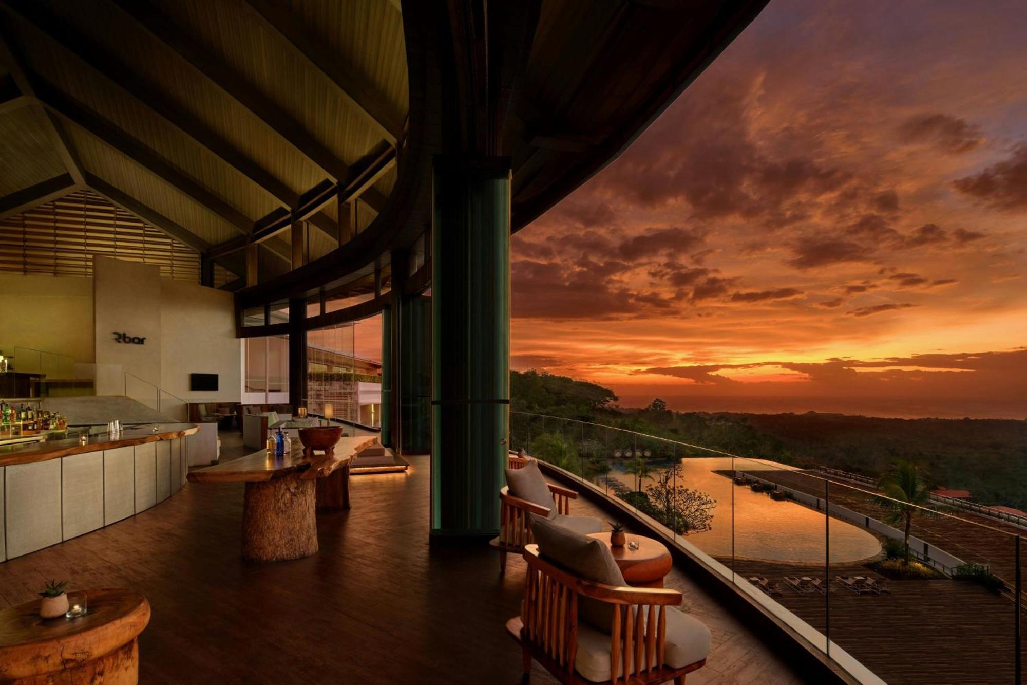 Renaissance Bali Uluwatu Resort & Spa Ungasan Exterior foto Sunset at the restaurant