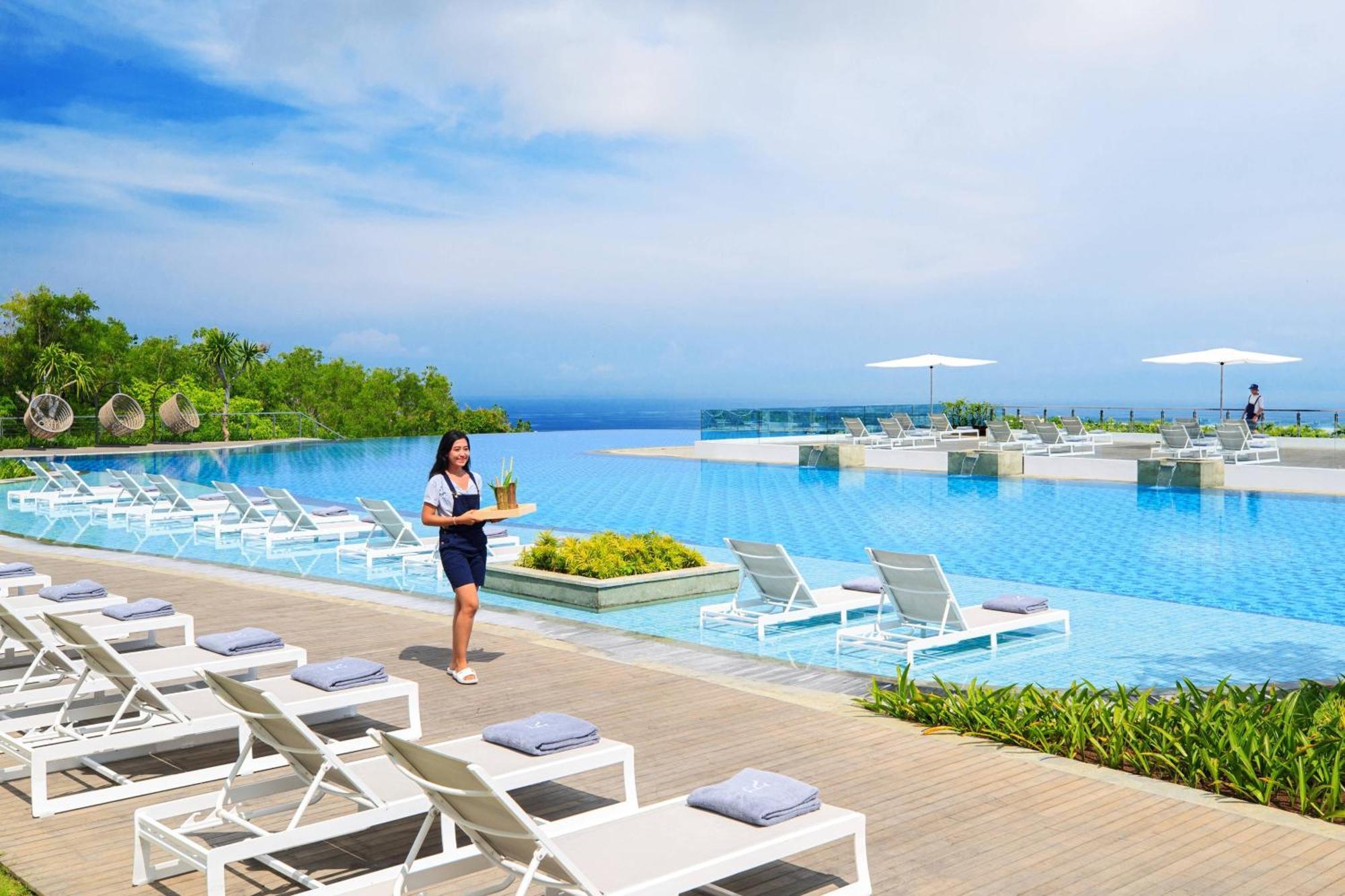 Renaissance Bali Uluwatu Resort & Spa Ungasan Exterior foto Infinity pool at the resort