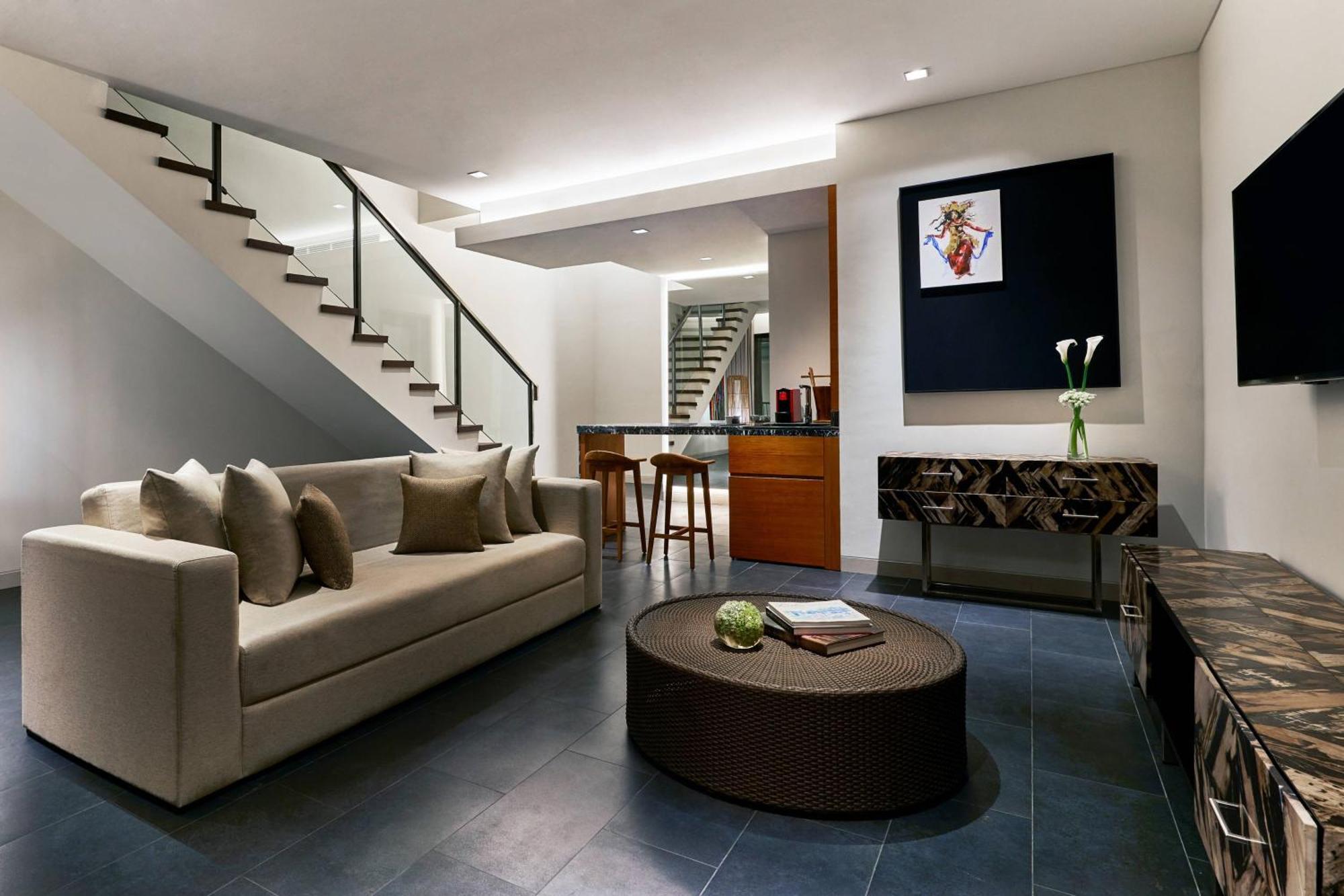 Renaissance Bali Uluwatu Resort & Spa Ungasan Exterior foto A living room in a suite at the Mandarin Oriental, Hong Kong